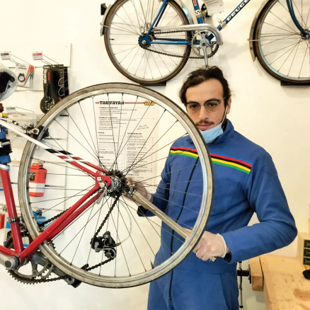 Enrico, c’est un jeune homme d’origine italienne qui émigre en France en 2008 pour poursuivre ses études. Épris par le sport et le vélo, il s'est reconverti dans la mécanique et la vente. 